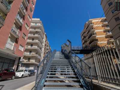 Questi ci conducono al vecchio sovrappasso pedonale di metallo (ristrutturato da poco) che permette ai cittadini di oltrepassare la ferrovia